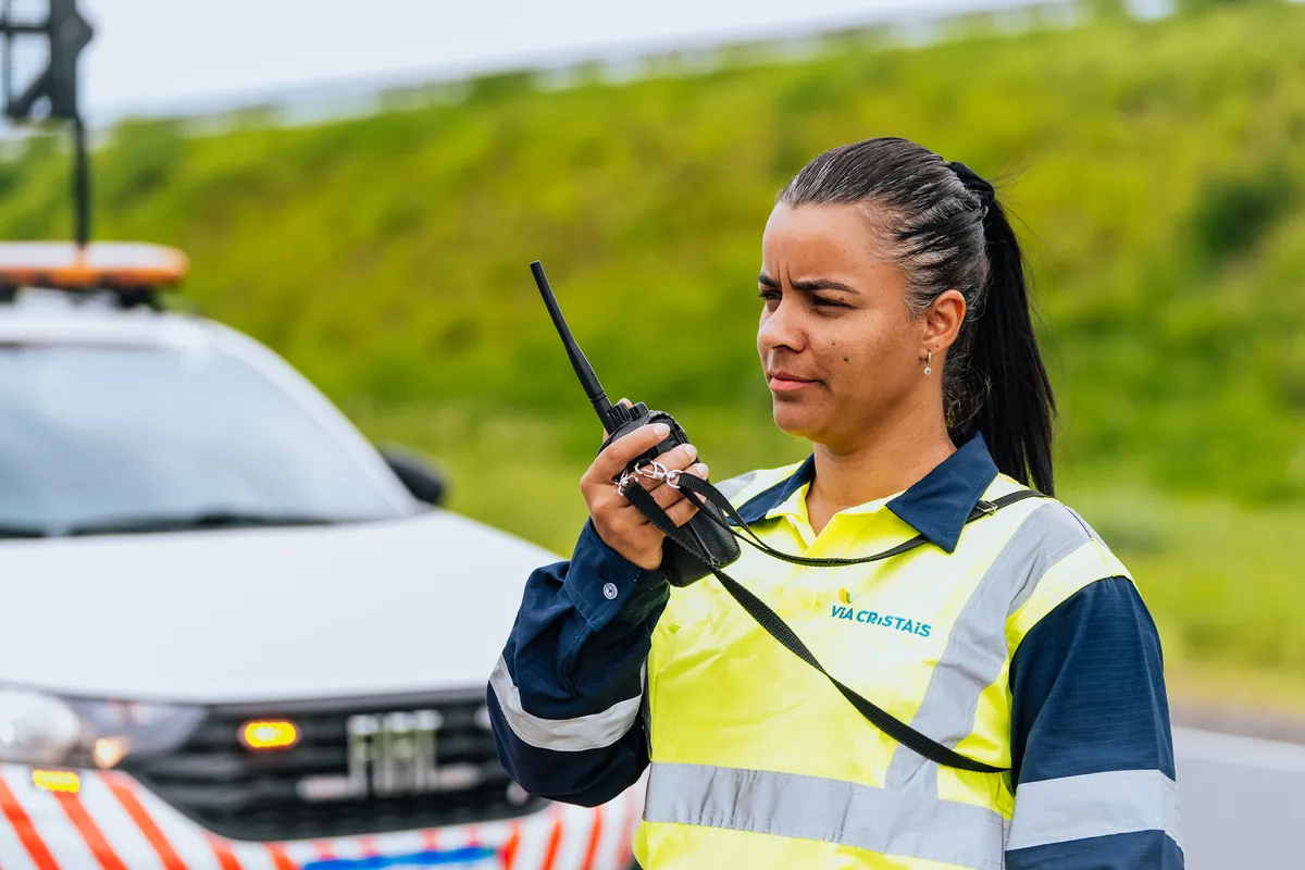 Profissional da Via Cristais em atendimento operacional na rodovia