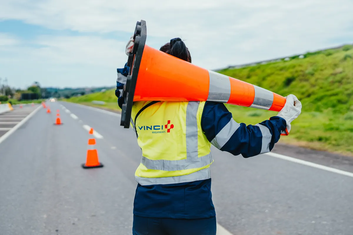 Equipe da Via Cristais realizando a sinalização da rodovia
