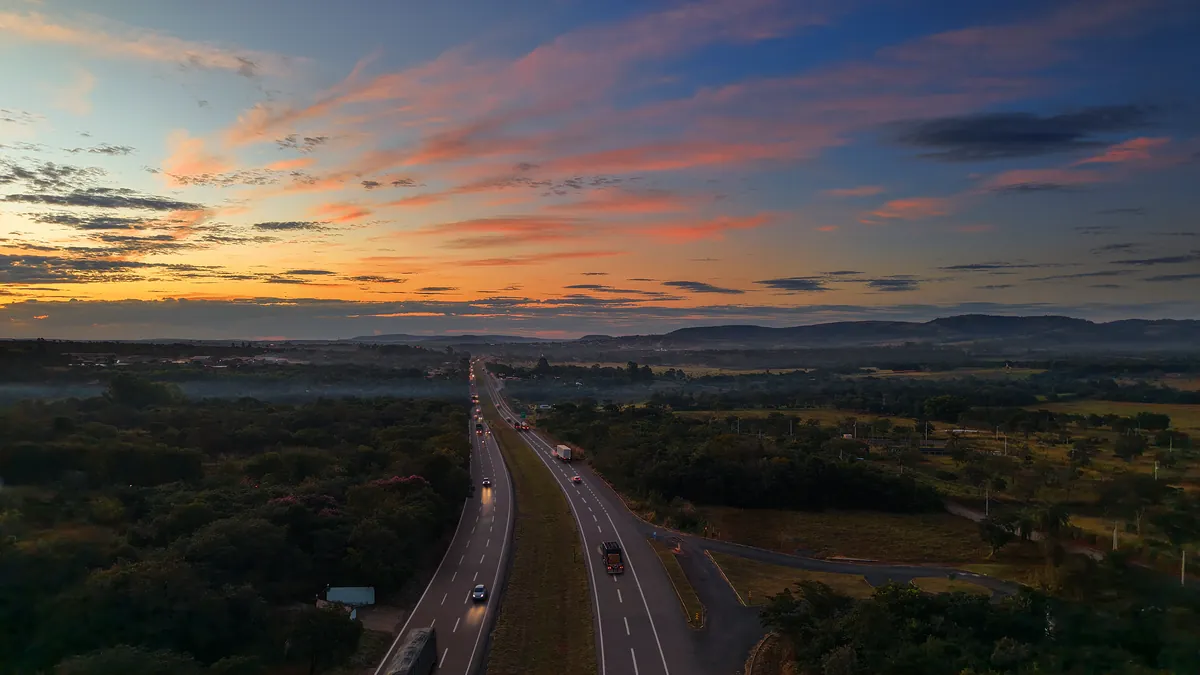 Rodovia administrada pela Via Cristais em paisagem de Minas Gerais