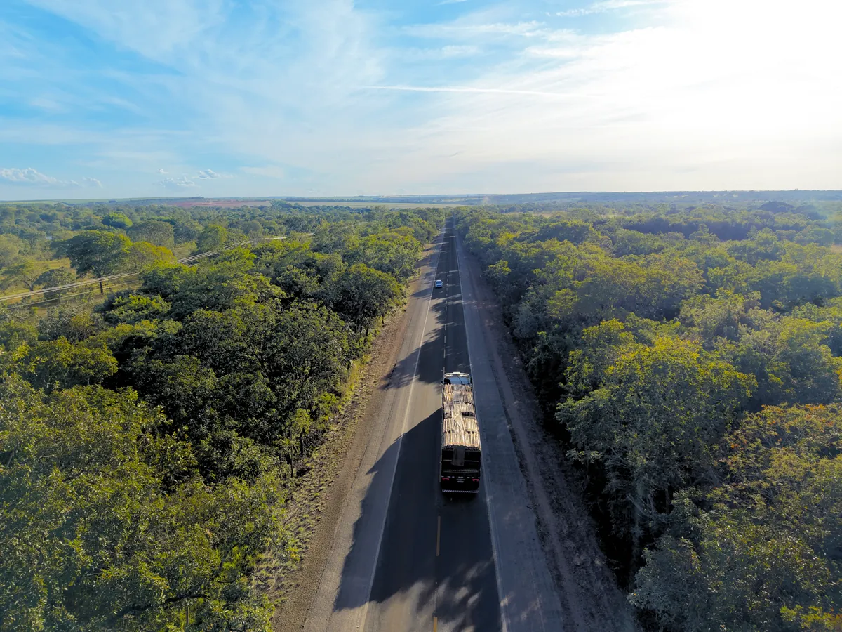 Transporte de cargas na BR-040, entre Minas Gerais e Goiás